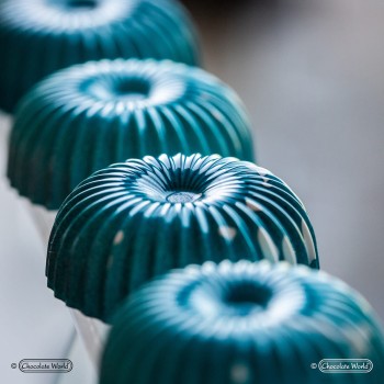 1964 CW Поликарбонатная форма для шоколада Sphere pleated & flattend